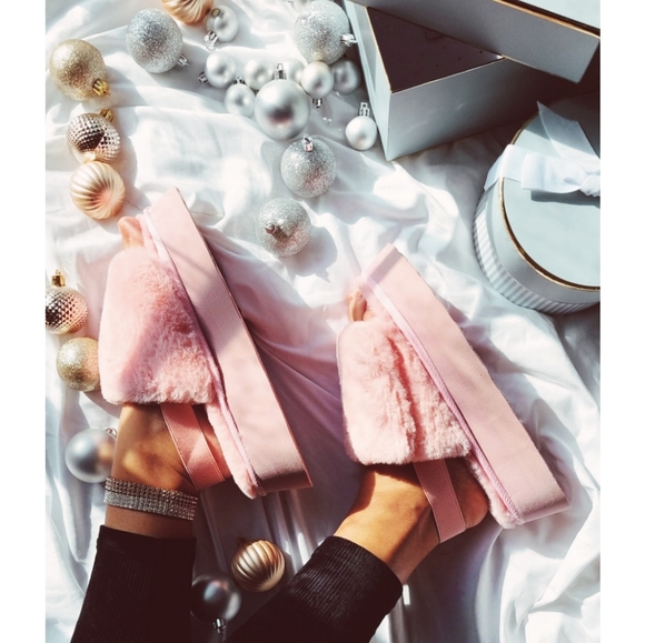 🚨ONLY A FEW PAIRS LEFT// pink fur Slides - Picture 3 of 4